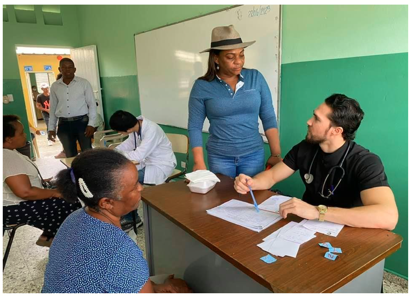Esperanza De Dios Ramírez alcaldesa del Distrito Municipal de Hatillo, se une al Club de Leones y al Movimiento Comunitario Triunfo Garantizado, para Beneficiar a la Comunidad de Bendaño.